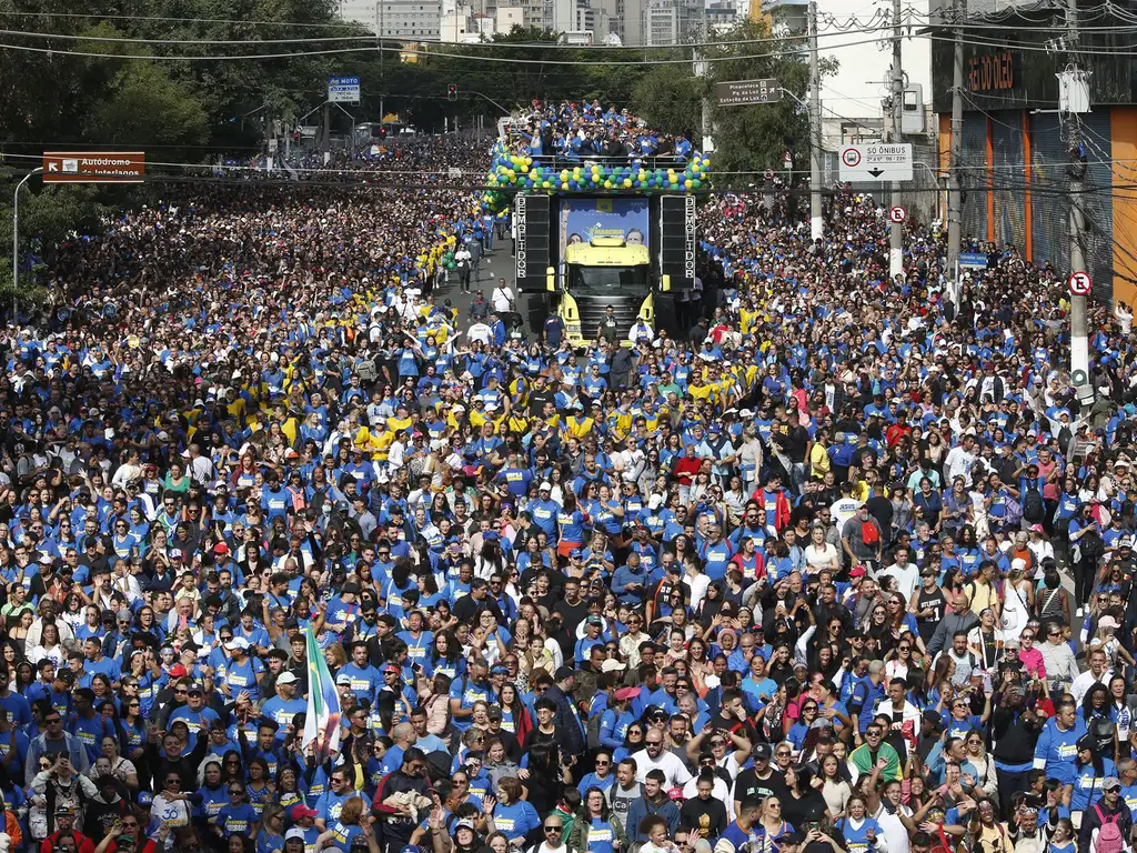 Marcha para Jesus reúne milhões em SP com mais de 20 mil caravanas de todo o país
